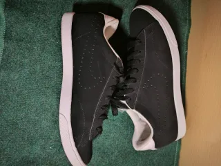 Zapatillas deportivas negras y blancas