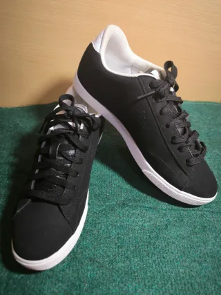 Zapatillas deportivas negras y blancas