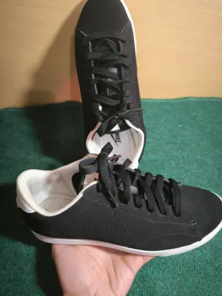 Zapatillas deportivas negras y blancas