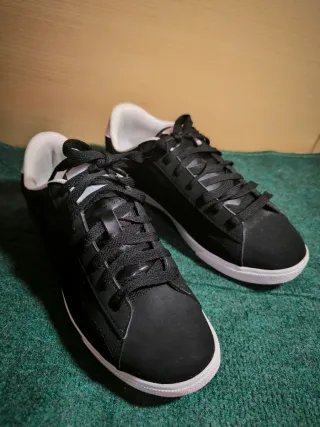 Zapatillas deportivas negras y blancas