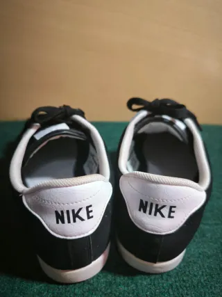 Zapatillas deportivas negras y blancas