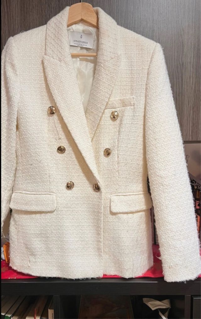 Blazer Stradivarius blanco y dorado