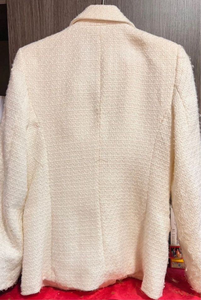 Blazer Stradivarius blanco y dorado