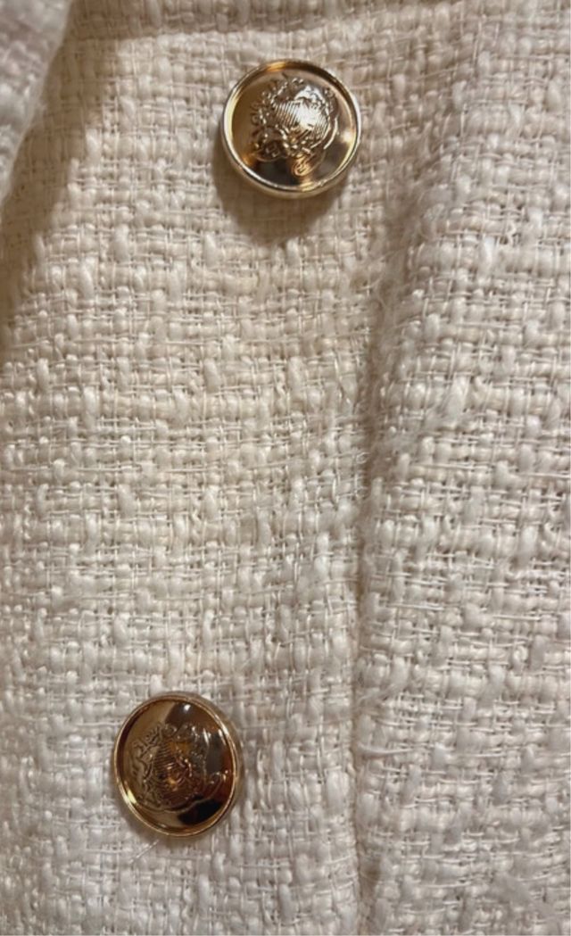 Blazer Stradivarius blanco y dorado