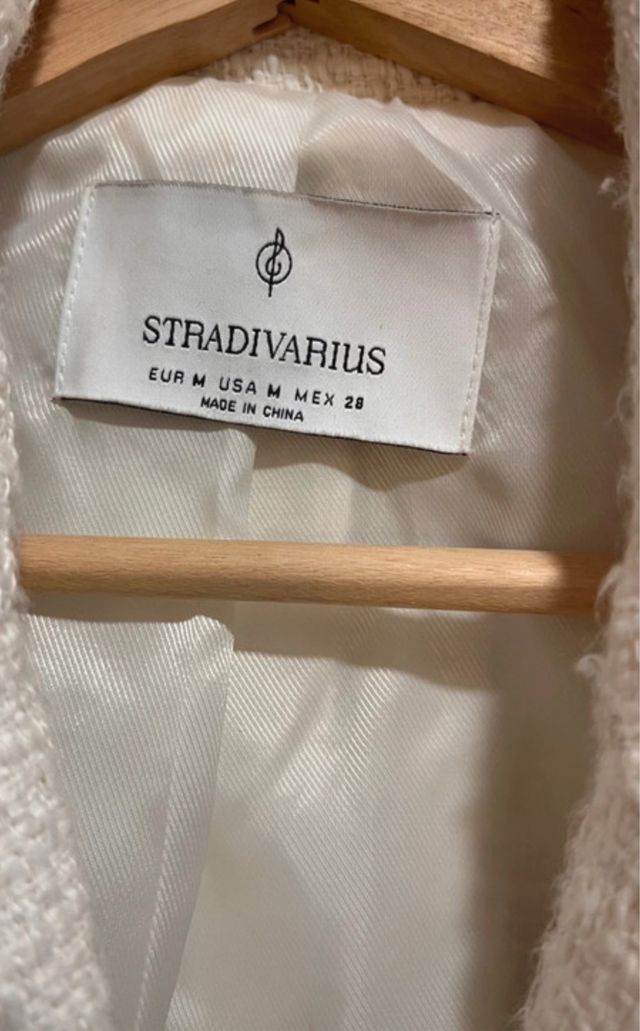 Blazer Stradivarius blanco y dorado