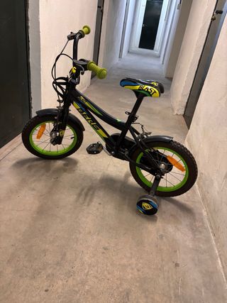 Bicicleta infantil negra con ruedines