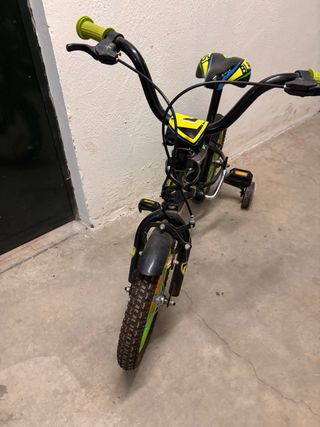 Bicicleta infantil negra con ruedines