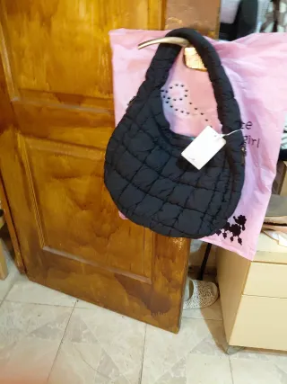 Bolso negro acolchado sin estrenar