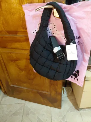 Bolso negro acolchado sin estrenar