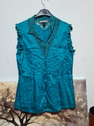 Blusa turquesa con encaje