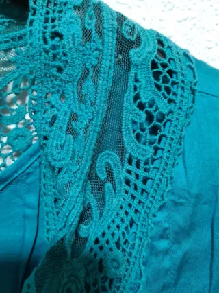 Blusa turquesa con encaje