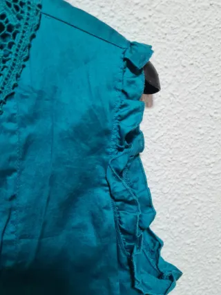 Blusa turquesa con encaje
