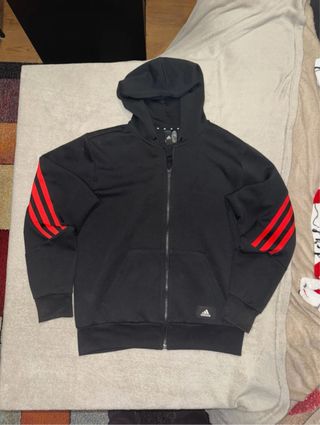 Sudadera Adidas con capucha y rayas rojas