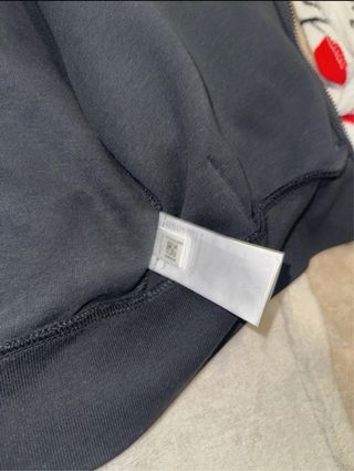 Sudadera Adidas con capucha y rayas rojas