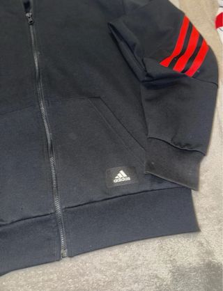 Sudadera Adidas con capucha y rayas rojas