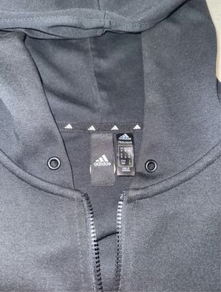 Sudadera Adidas con capucha y rayas rojas