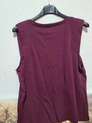 Camiseta Sfera Morada con Botones Dorados