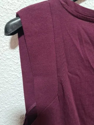 Camiseta Sfera Morada con Botones Dorados
