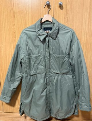 Chaqueta cortavientos Zara verde oliva