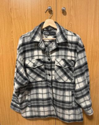 Chaqueta cuadros Zara gris y blanca