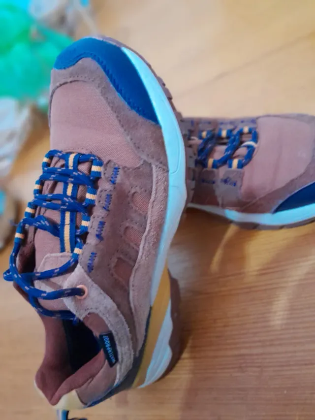 Zapatillas deportivas marrones y azules