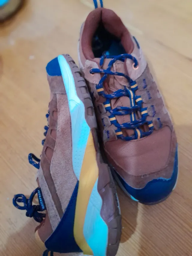 Zapatillas deportivas marrones y azules