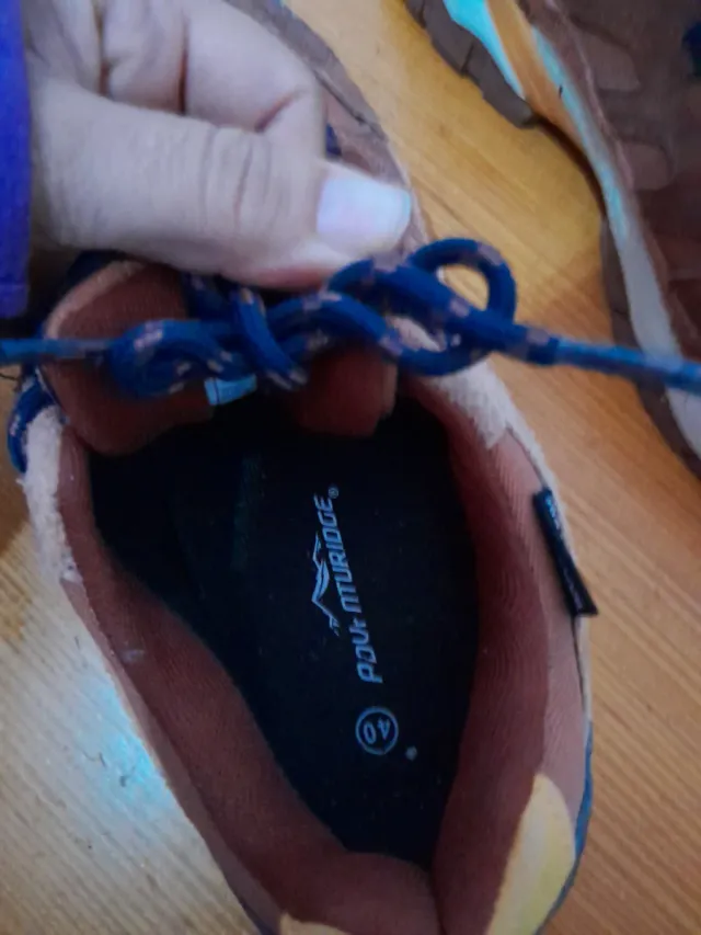 Zapatillas deportivas marrones y azules