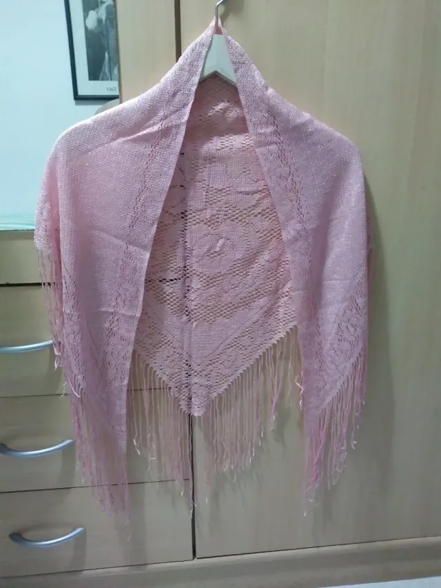 Pañuelo rosa hilo triangular