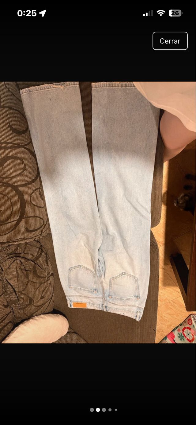 Pantalón vaquero ancho desgarrado