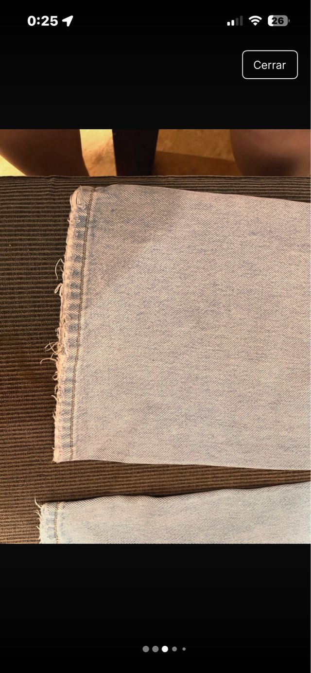 Pantalón vaquero ancho desgarrado