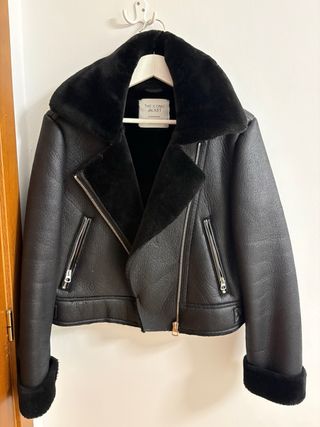 Chaqueta Stradivarius de Pelo y Cuero Negra