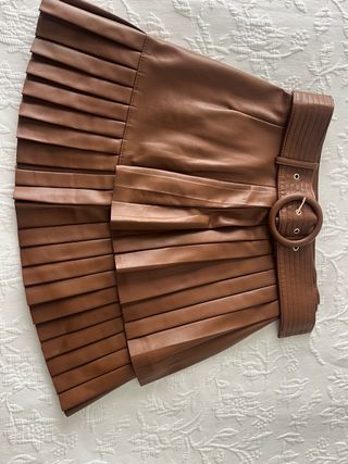 Falda de cuero marrón plisada