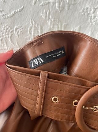 Falda de cuero marrón plisada