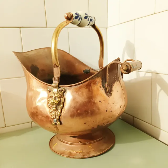Carbonera de cobre con leones y asa de porcelana