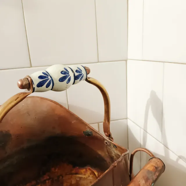 Carbonera de cobre con leones y asa de porcelana