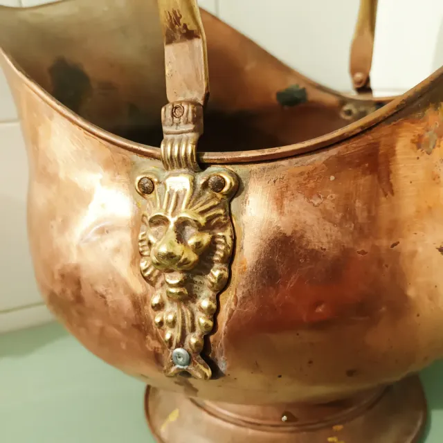 Carbonera de cobre con leones y asa de porcelana