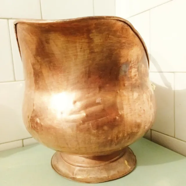 Carbonera de cobre con leones y asa de porcelana