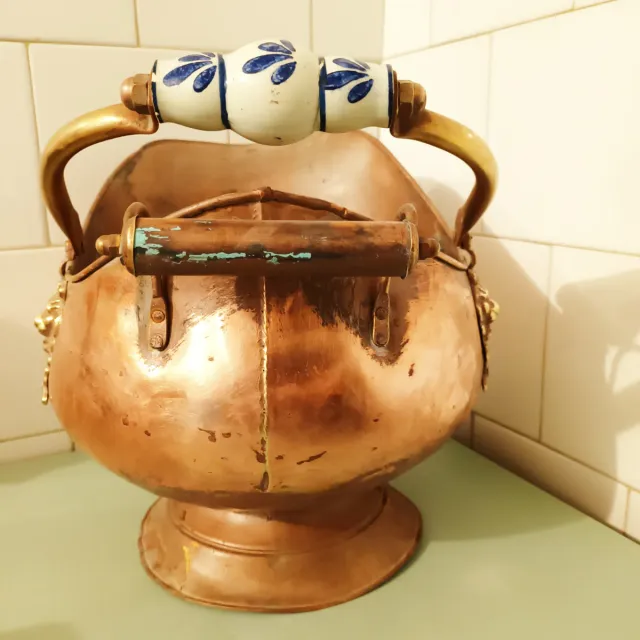 Carbonera de cobre con leones y asa de porcelana