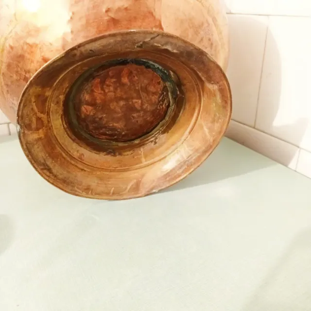 Carbonera de cobre con leones y asa de porcelana