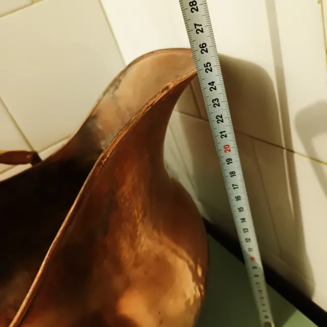 Carbonera de cobre con leones y asa de porcelana