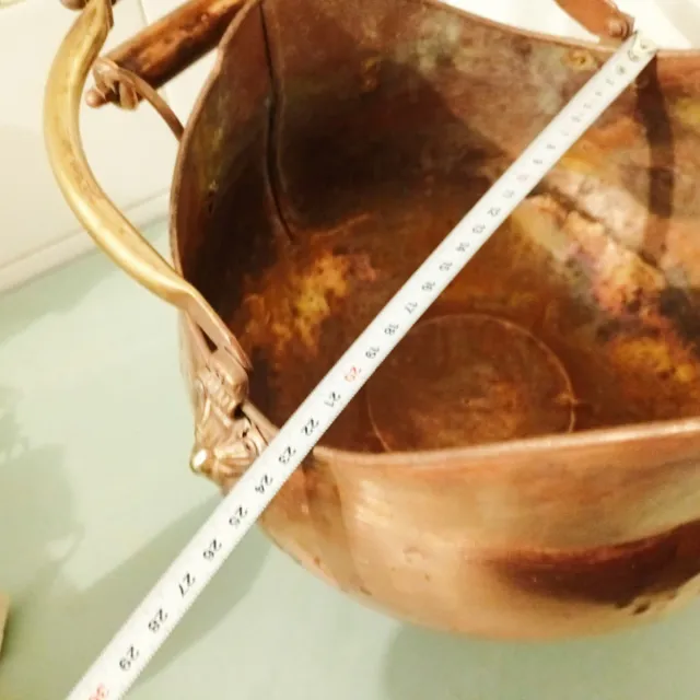 Carbonera de cobre con leones y asa de porcelana