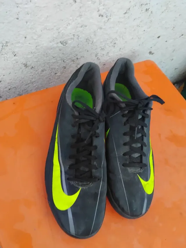 Botas de fútbol Nike negras y verdes