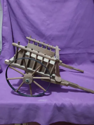 Carro de madera decorativo