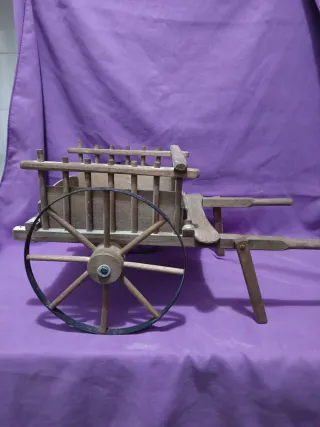 Carro de madera decorativo