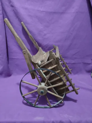 Carro de madera decorativo