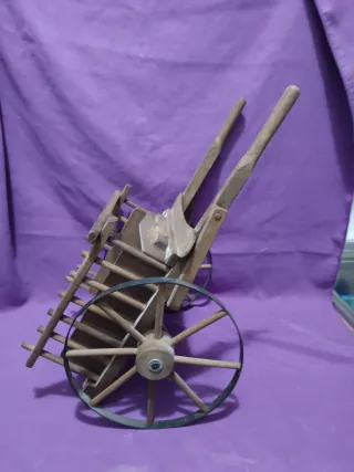 Carro de madera decorativo