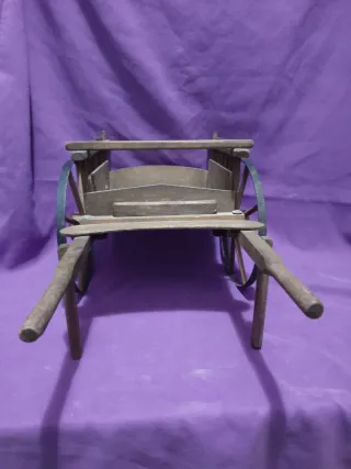 Carro de madera decorativo