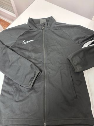 Chaqueta deportiva Nike negra y blanca