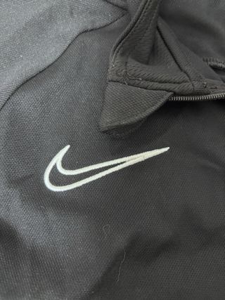 Chaqueta deportiva Nike negra y blanca