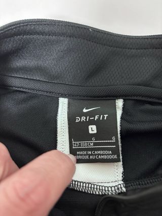 Chaqueta deportiva Nike negra y blanca